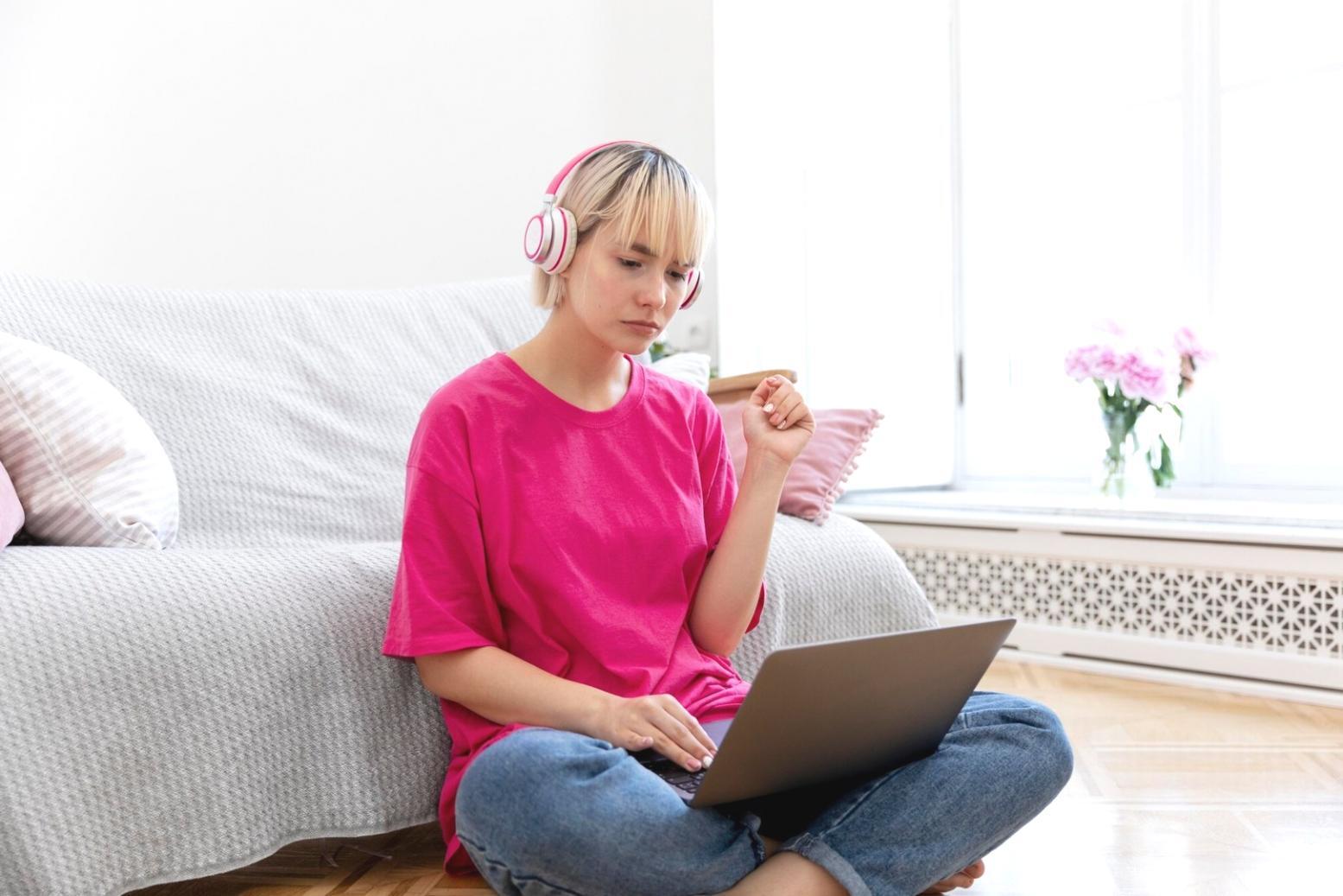 Detaillierte Finanzmetriken und Performance-Indikatoren auf modernem Dashboard