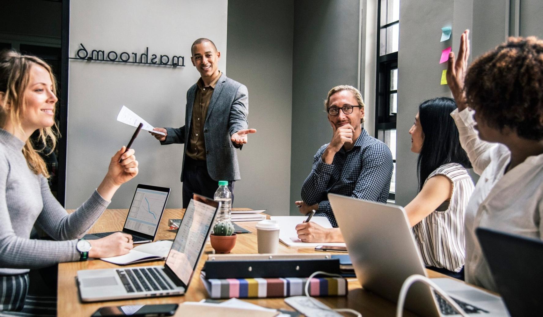 Arbeitsplatz mit Finanzberichten und Analysen