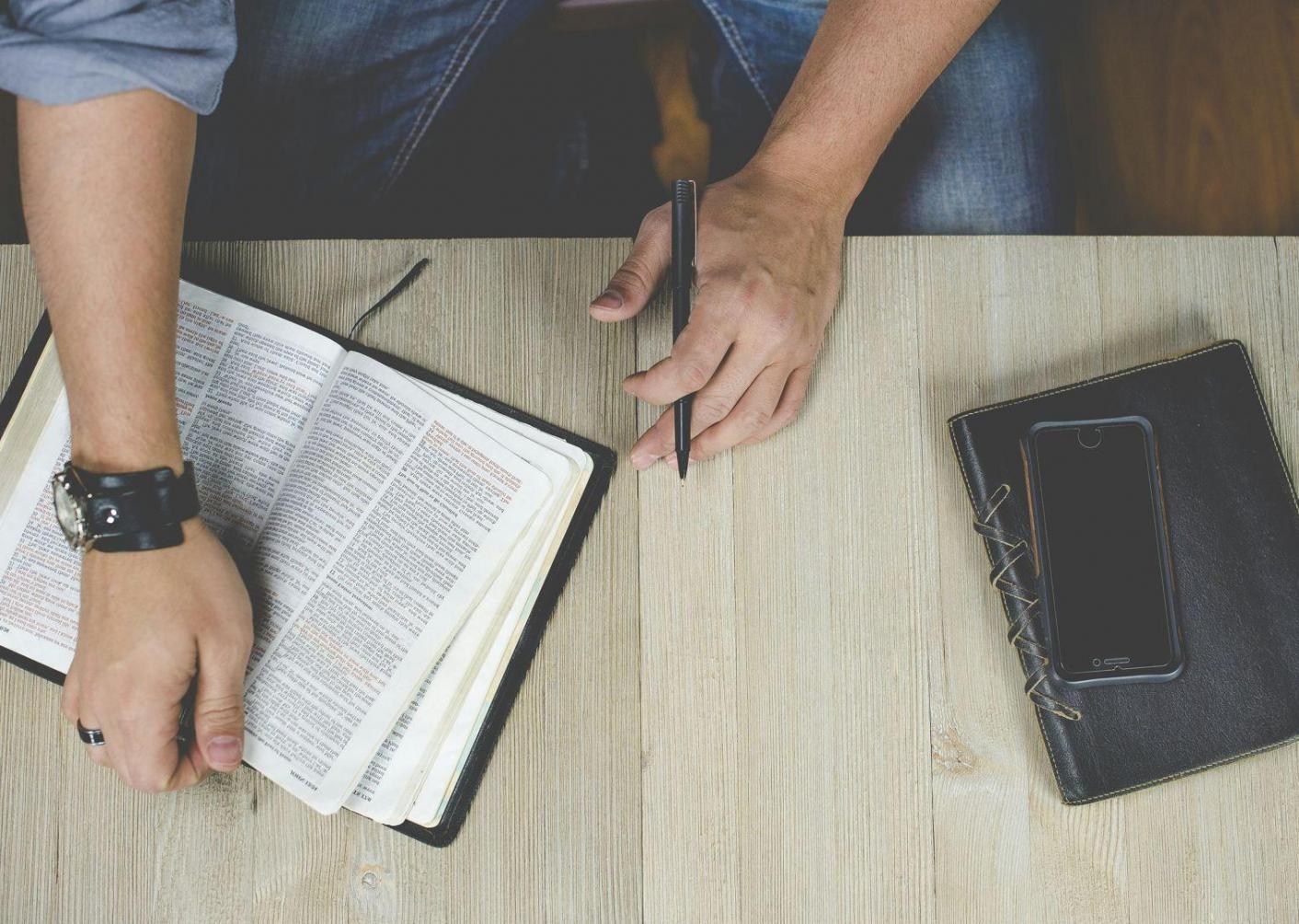 Besprechungsraum mit Finanzdiagrammen an der Wand