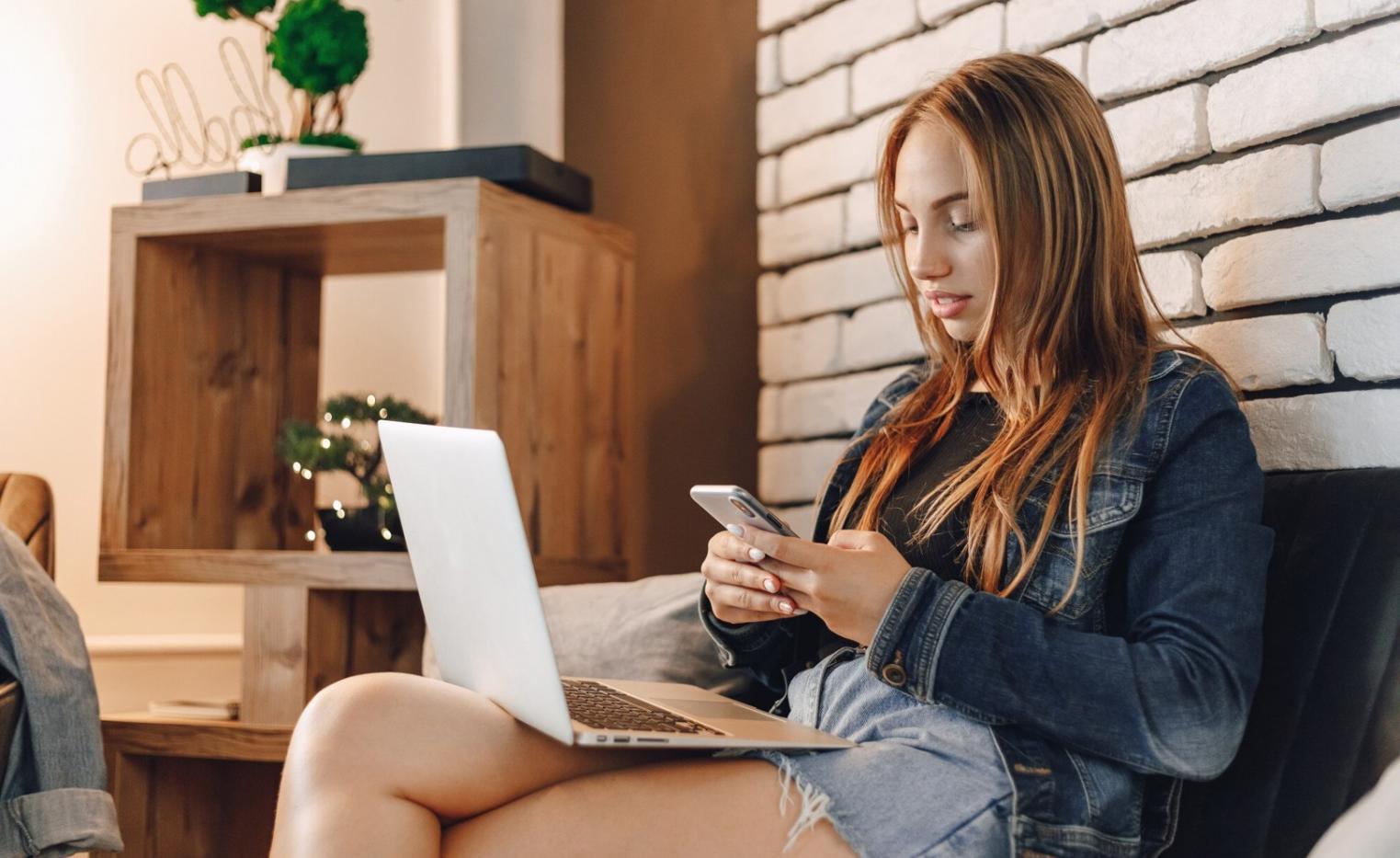 Zufriedene Geschäftsleute nach erfolgreicher Budgetbesprechung